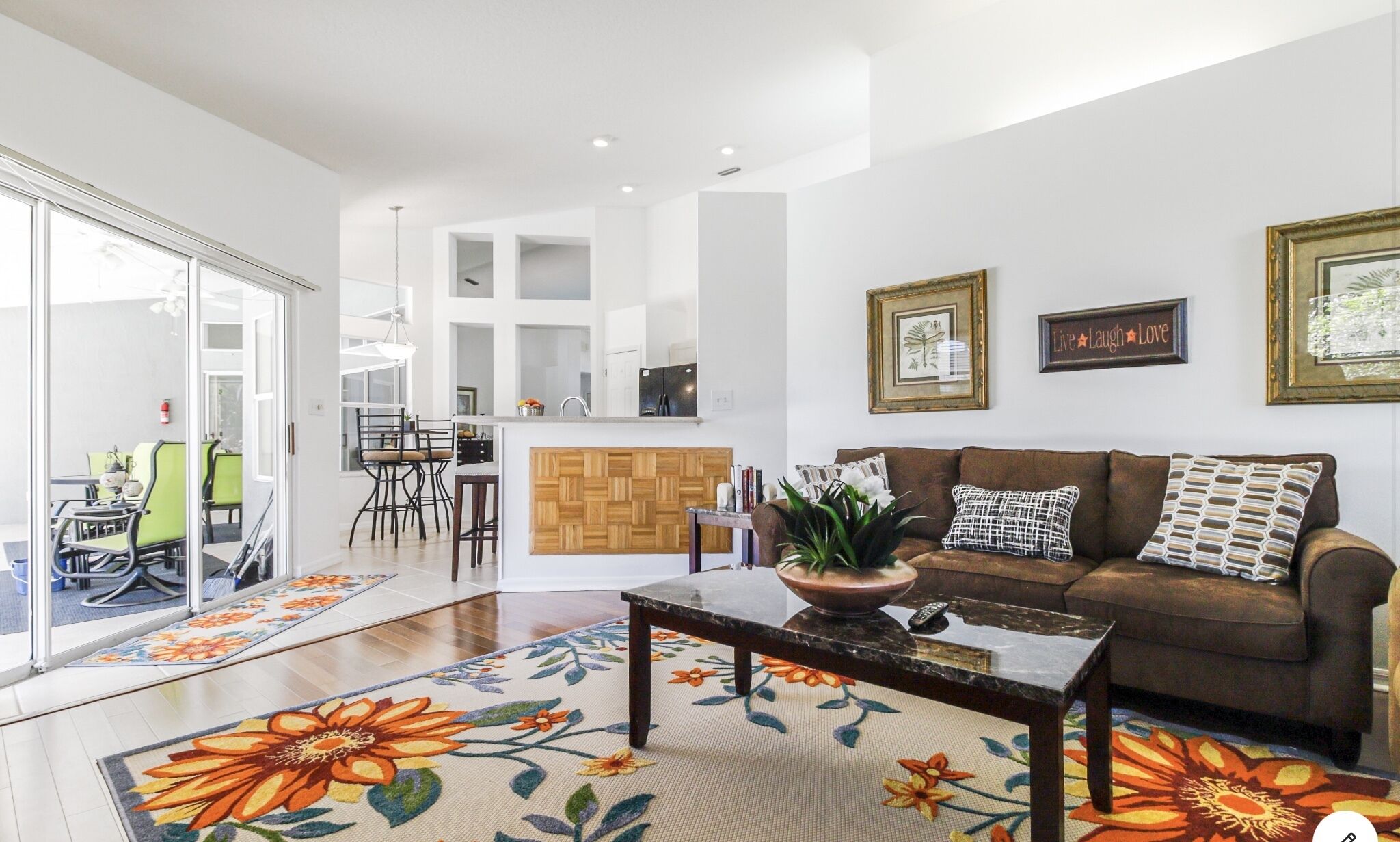 TV connectée, cheminée, livres