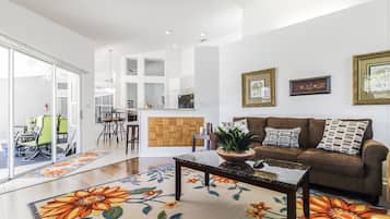 TV connectée, cheminée, livres