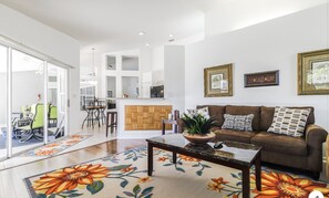 Smart TV, chimenea y libros 