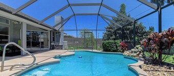 Serene and Beautiful Villa with Pool in Palm Bay