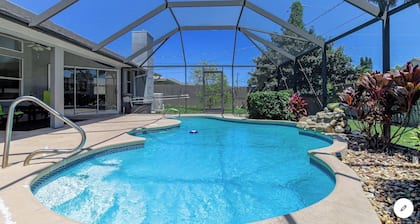 Serene and Beautiful Villa with Pool in Palm Bay