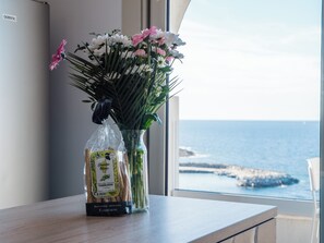 Appartement confortable et moderne climatisé, deux espaces nuit, terrasse vue magnifique sur mer | Pemandangan dari kamar