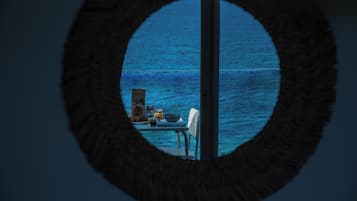 Appartement confortable et moderne climatisé, deux espaces nuit, terrasse vue magnifique sur mer | Living area | 32-inch flat-screen TV with digital channels, TV