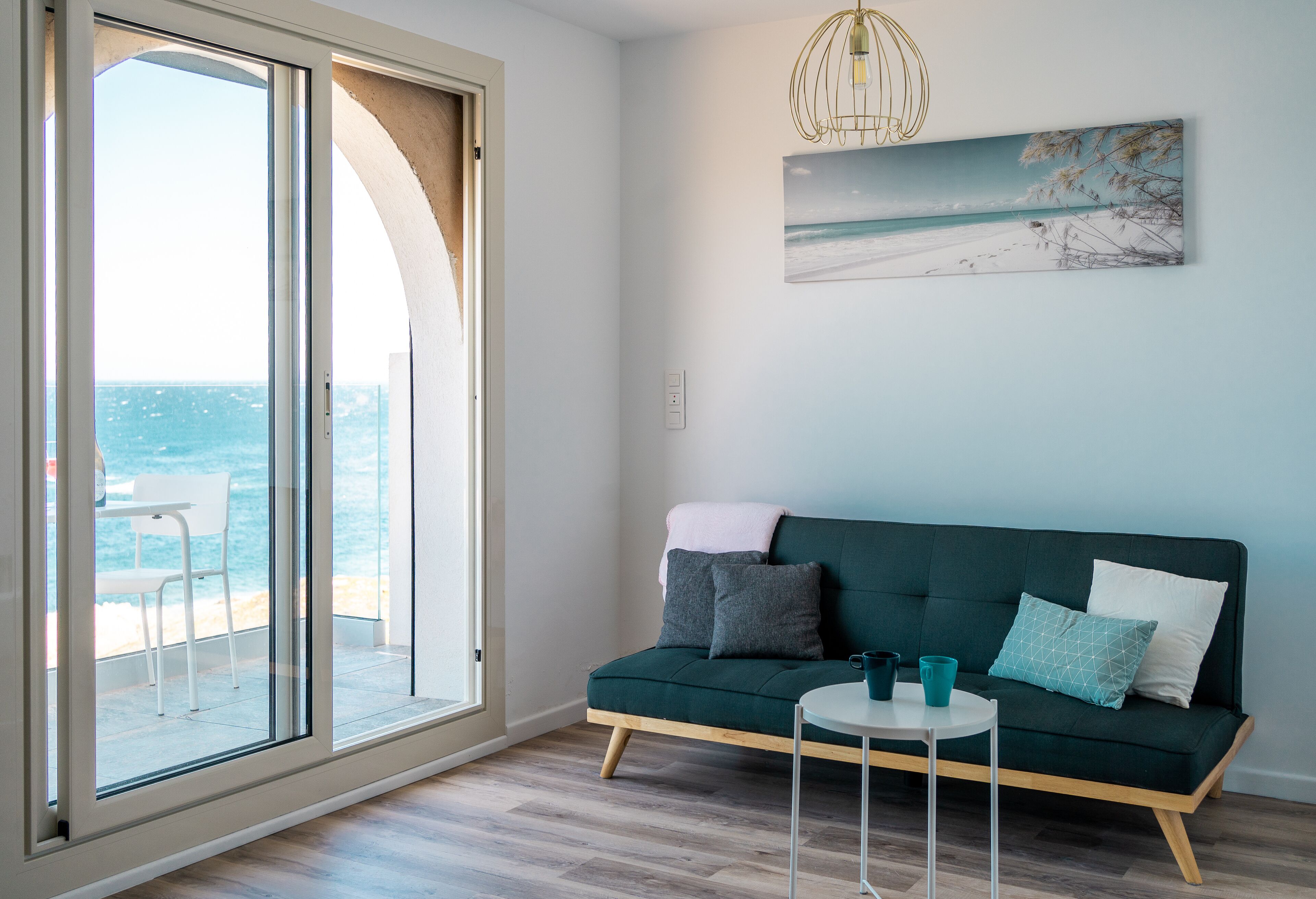 Appartement confortable et moderne climatisé, deux espaces nuit, terrasse vue magnifique sur mer | Ruang tamu | 32 inci televisyen skrin rata dengan digital, TV 