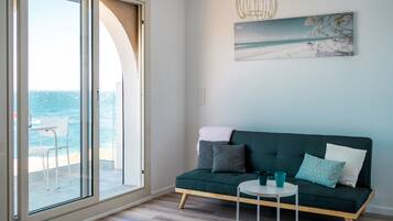 Appartement confortable et moderne climatisé, deux espaces nuit, terrasse vue magnifique sur mer | Ruang tamu | 32 inci televisyen skrin rata dengan digital, TV