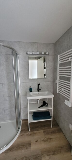 Exceptionnel appartement panoramique en front de mer : immense terrasse et vue mer magnifique | Salle de bain | Douche, sèche-cheveux, serviettes fournies