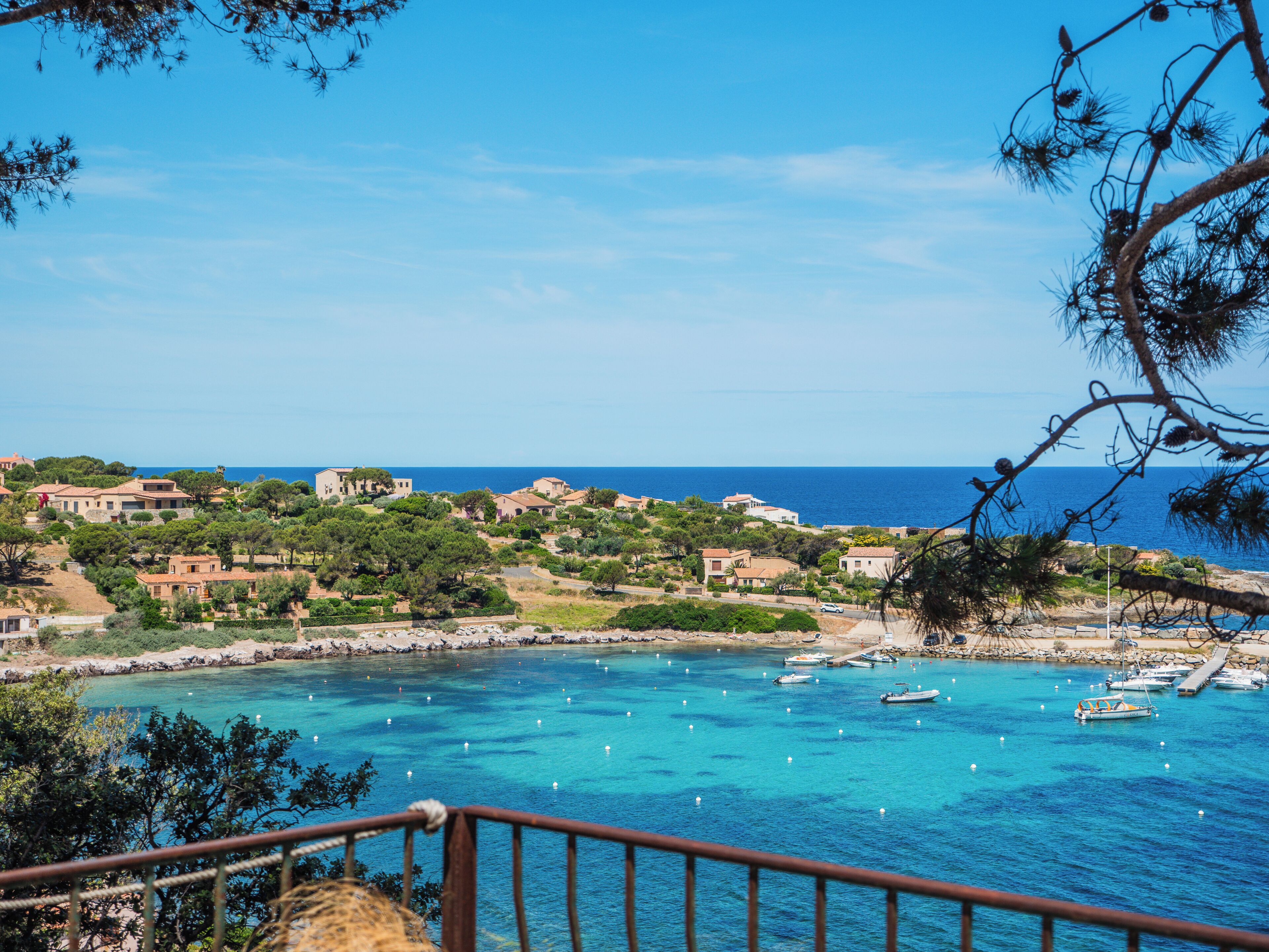 Appartement confortable et moderne climatisé, deux espaces nuit, terrasse vue magnifique sur mer | 露台
