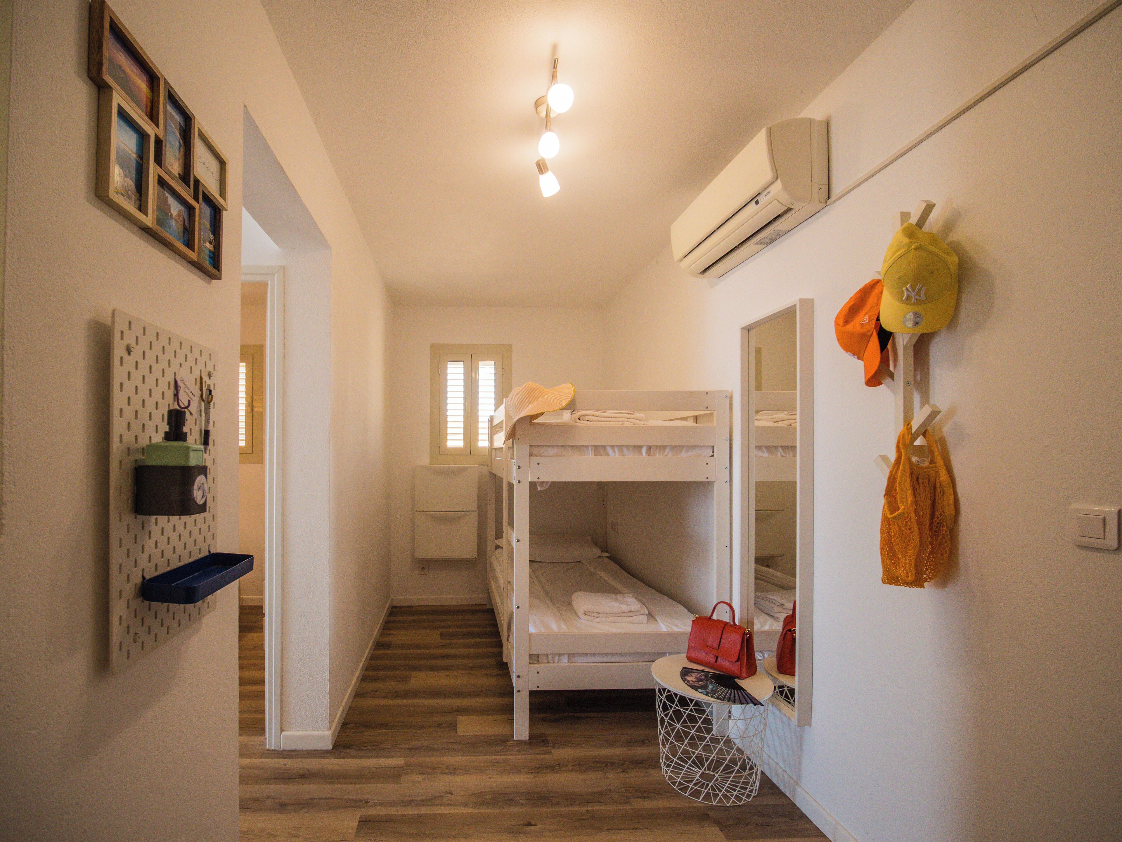 Appartement cosy climatisé, une chambre, agréable terrasse, splendide vue sur mer | Literie de qualité supérieure, surmatelas, fer et planche à repasser