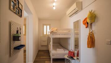 Appartement cosy climatisé, une chambre, agréable terrasse, splendide vue sur mer | Literie de qualité supérieure, surmatelas, fer et planche à repasser