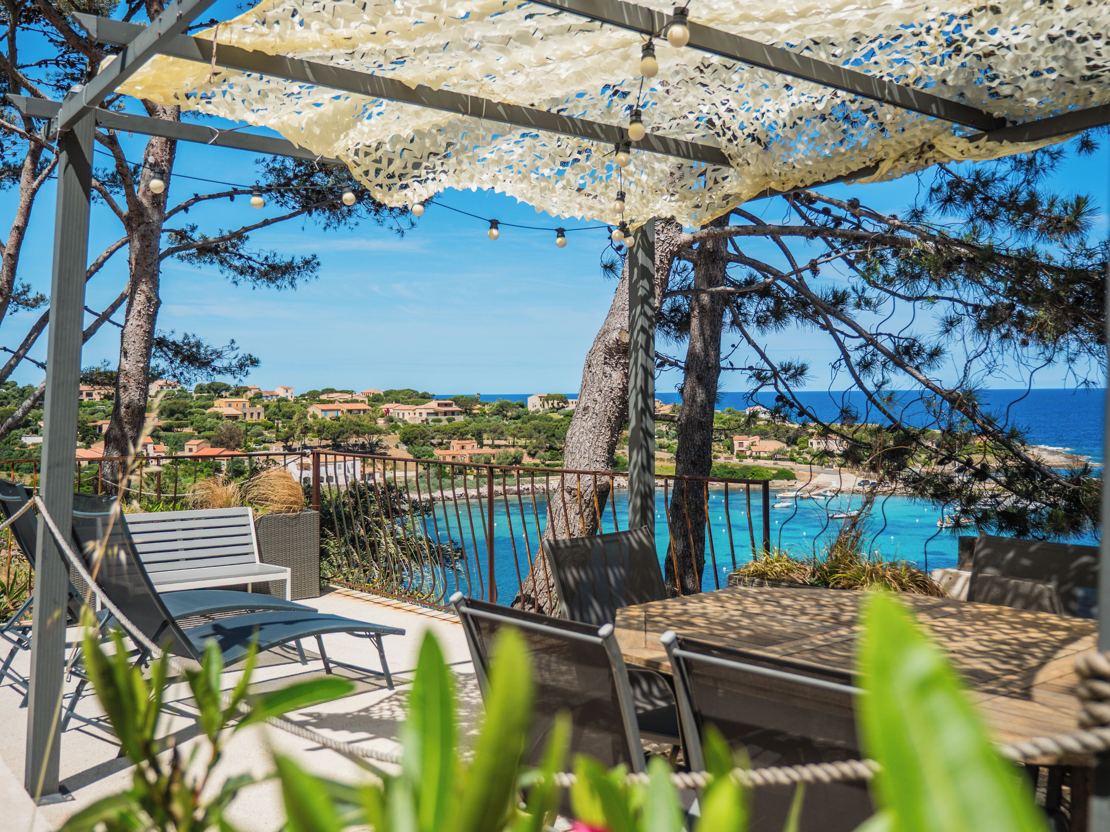 Appartement confortable et moderne climatisé, deux espaces nuit, terrasse vue magnifique sur mer | Teras/patio