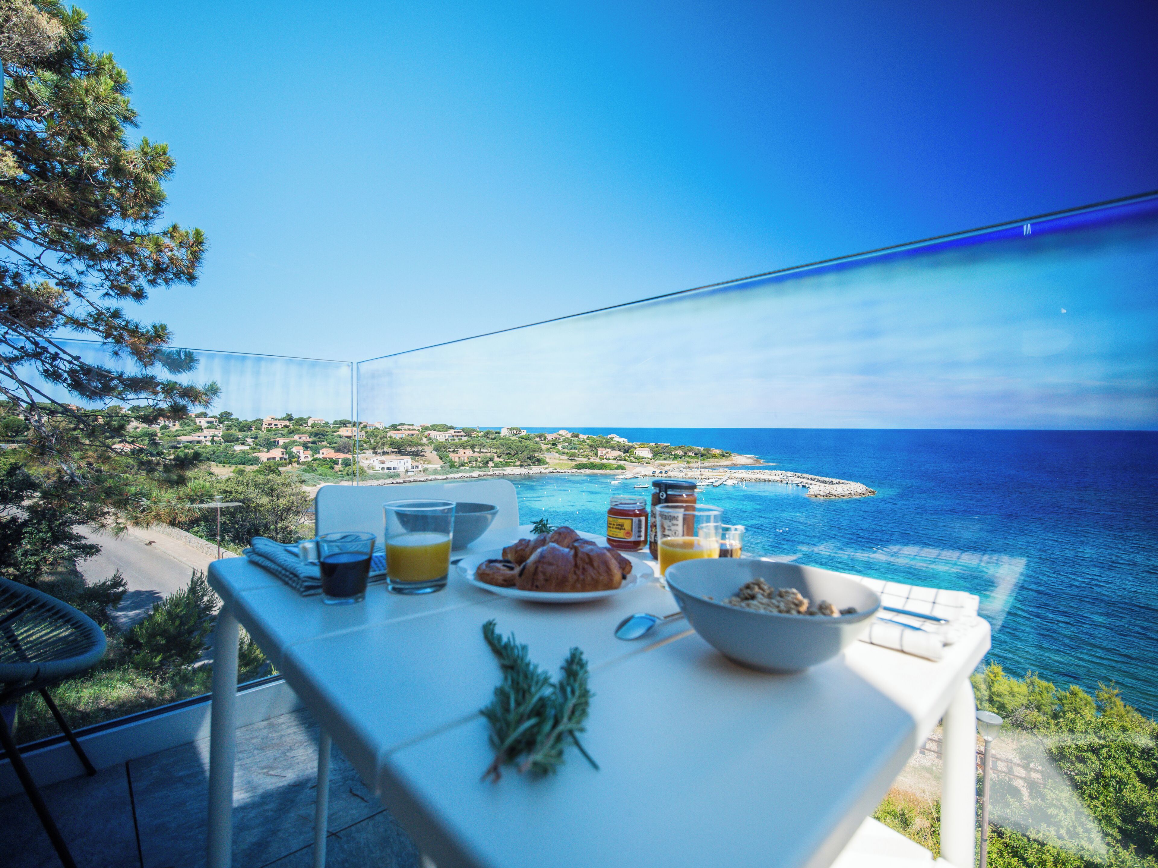 Appartement confortable et moderne climatisé, deux espaces nuit, terrasse vue magnifique sur mer | Pemandangan balkon