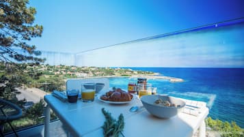 Appartement confortable et moderne climatisé, deux espaces nuit, terrasse vue magnifique sur mer | Pemandangan balkon