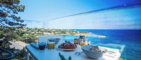 Appartement confortable et moderne climatisé, deux espaces nuit, terrasse vue magnifique sur mer | Balcony view