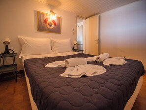 Confort absolu et vue mer imprenable : appartement climatisé avec très grande terrasse ombragée | Literie de qualité supérieure, surmatelas, fer et planche à repasser