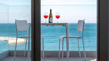 Appartement confortable et moderne climatisé, deux espaces nuit, terrasse vue magnifique sur mer | Balcone