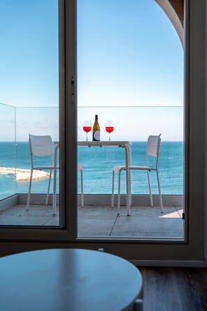 Appartement confortable et moderne climatisé, deux espaces nuit, terrasse vue magnifique sur mer | Balcony - Résidence Sopramare (Algajola)
