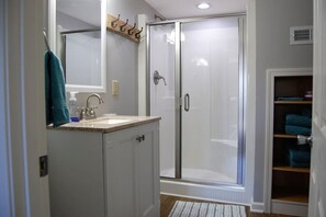 Combined shower/bathtub, hair dryer, towels - Sandy Neighborhood Private Beach Getaway in Huron (Huron)