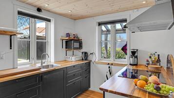 Kaffetrakter/tekoker, kjøleskap, kokeplater og kjøkkenutstyr