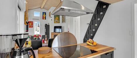 Kylskåp, spishäll och kaffe- och tebryggare