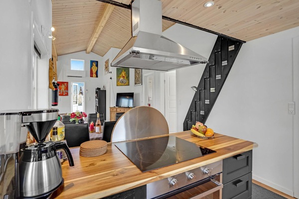 Cafetera/tetera, refrigerador, placa de cocina, utensilios de cocina