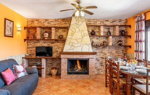 Interior - Amazing home in El Gastor (El Gastor)