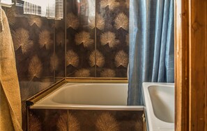 Combined shower/tub - Amazing home in Knarrlagsund with WiFi (Knarrlagsund)