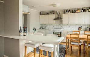 Een koelkast, een oven, een kookplaat, een vaatwasser