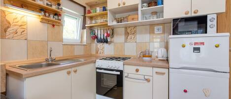 Fridge, oven, stovetop, coffee/tea maker