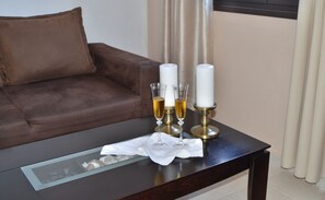 Master Apartment with Pool View | デスク、遮光カーテン、WiFi (無料)、ベッドシーツ