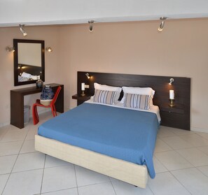 Maisonette | デスク、遮光カーテン、WiFi (無料)、  ベッドシーツ