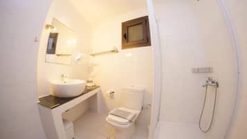 Maisonette | Bathroom | Shower, free toiletries, hair dryer, towels