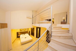 Escritorio, cortinas blackout, wifi gratis y ropa de cama 