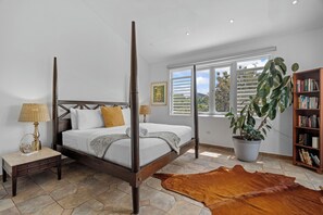 6 dormitorios, caja fuerte, escritorio y tabla de planchar con plancha