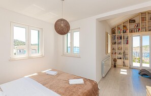 2 bedrooms, free WiFi, bed sheets - 2 bedroom beautiful home in Rogoznica (Rogoznica)