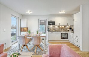 Fridge, microwave, dishwasher, coffee/tea maker - Gorgeous home in Tossens with sauna (Tossens)