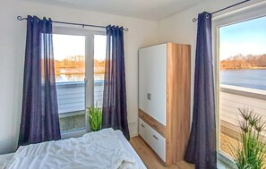 2 bedrooms, travel crib, free WiFi
