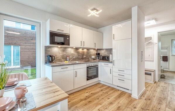 Kühlschrank, Geschirrspüler, Wasserkocher mit Kaffee-/Teezubehör