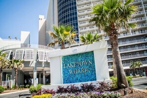 Une enseigne indiquant l’emplacement de LakeTown Wharf, avec un bâtiment moderne en arrière-plan.