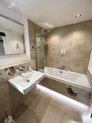 Combined shower/bathtub, hair dryer, towels, soap