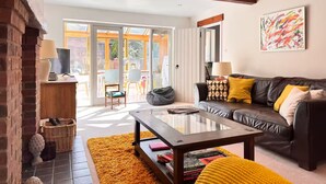 A living room with a sofa, coffee table, and a fireplace. - Comfortable 6 Guest Home - Walk to Canal & Award-Winning Pub (Weston-on-Trent)