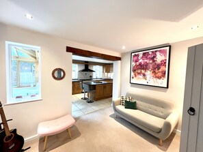 Unclassified image, 3 of 28, button - Comfortable 6 Guest Home - Walk to Canal & Award-Winning Pub (Weston-on-Trent)