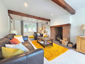 Smart TV, fireplace, DVD player, books - Comfortable 6 Guest Home - Walk to Canal & Award-Winning Pub (Weston-on-Trent)