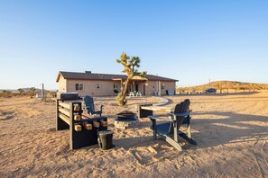 Property grounds - Joshua Tree getaway w/ HOT TUB & GAME ROOM (Landers)