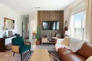 Smart TV - Joshua Tree getaway w/ HOT TUB & GAME ROOM (Landers)