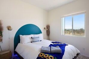 3 bedrooms, desk, free WiFi, bed sheets - Joshua Tree getaway w/ HOT TUB & GAME ROOM (Landers)