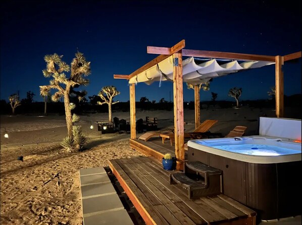 Outdoor spa tub - Joshua Tree getaway w/ HOT TUB & GAME ROOM (Landers)