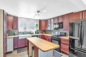 雪櫃、微波爐、焗爐、爐具