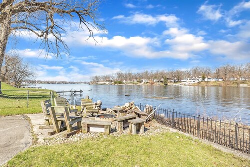 Waterfront home with dock, pool and hot tub! NOTRE DAME FOOTBALL