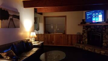 Een smart-tv, een open haard, een dvd-speler en tafelvoetbal