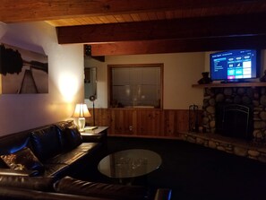 Smart TV, chimenea, reproductor de DVD y futbolito 